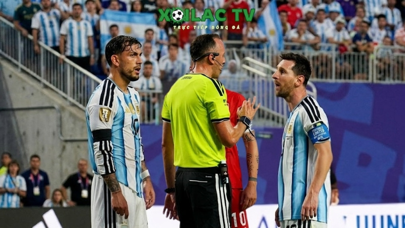 Messi yêu cầu trọng tài phải tôn trọng mình